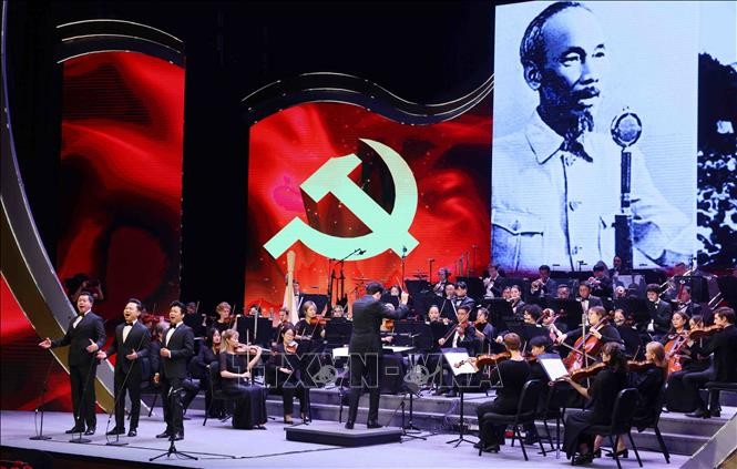 Tổng Bí thư Tô Lâm dự Chương trình nghệ thuật đặc biệt 'Đảng trong mùa Xuân đại thắng'
