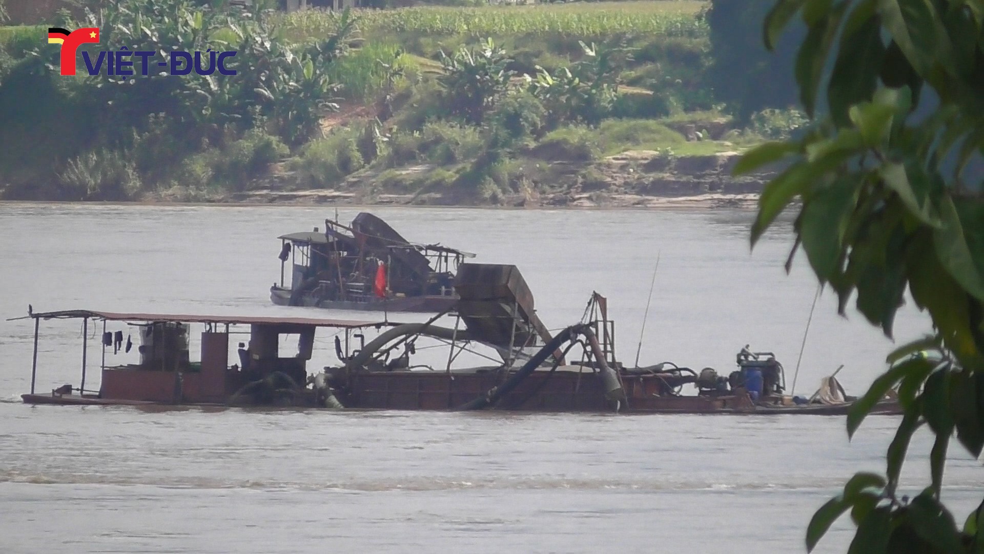 Khai thác cát ở Lào Cai: Tàu “không số móc ruột” lòng sông Hồng (PS1)