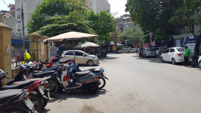 Quanh bến xe Giáp Bát: Dịch vụ trông xe không phép vô tư hoạt động