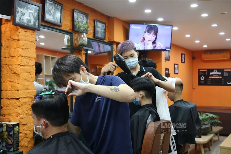 Từ 0h ngày 22/6, Hà Nội cho phép mở cửa trở lại dịch vụ ăn uống, cắt tóc gội đầu